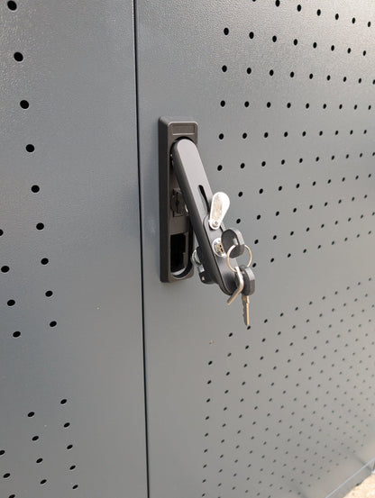Geöffnete E-Bike Fahrradgarage aus Metall in Anthrazit mit Zylinderschloss – geräumiger, sicherer Abstellplatz für Elektro-Fahrräder