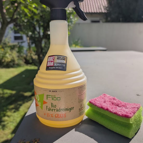Dr. Wack F100 Bio Fahrradreiniger im Anwendungstest – entfernt starken Schmutz von alter Fahrradgarage unter Baum, biologisch abbaubar und materialschonend