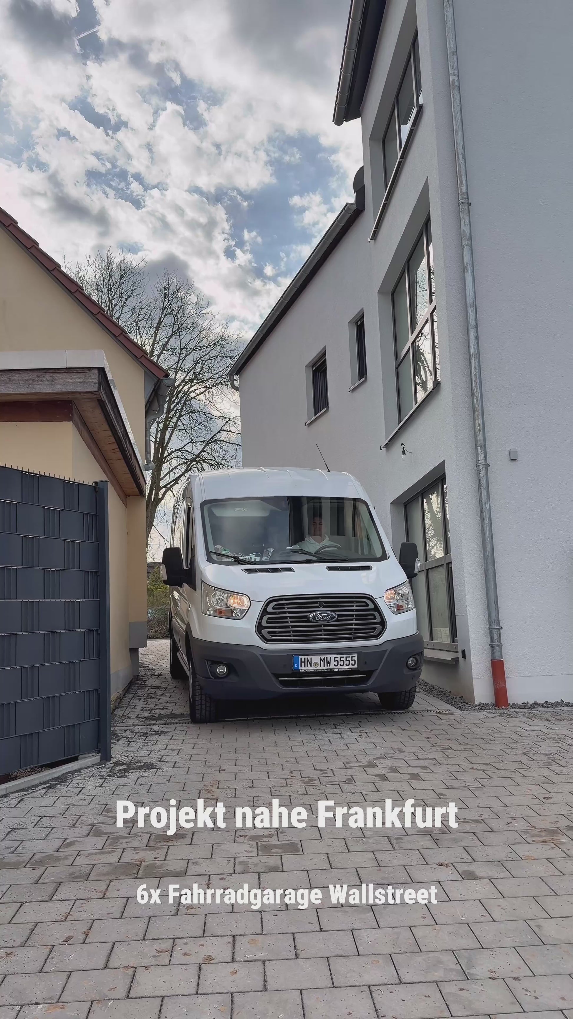 E-Bike Fahrradgarage Aufbauvideo Montage der Metall-Fahrradbox zur sicheren Lagerung von Pedelecs und Fahrrädern im Außenbereich.