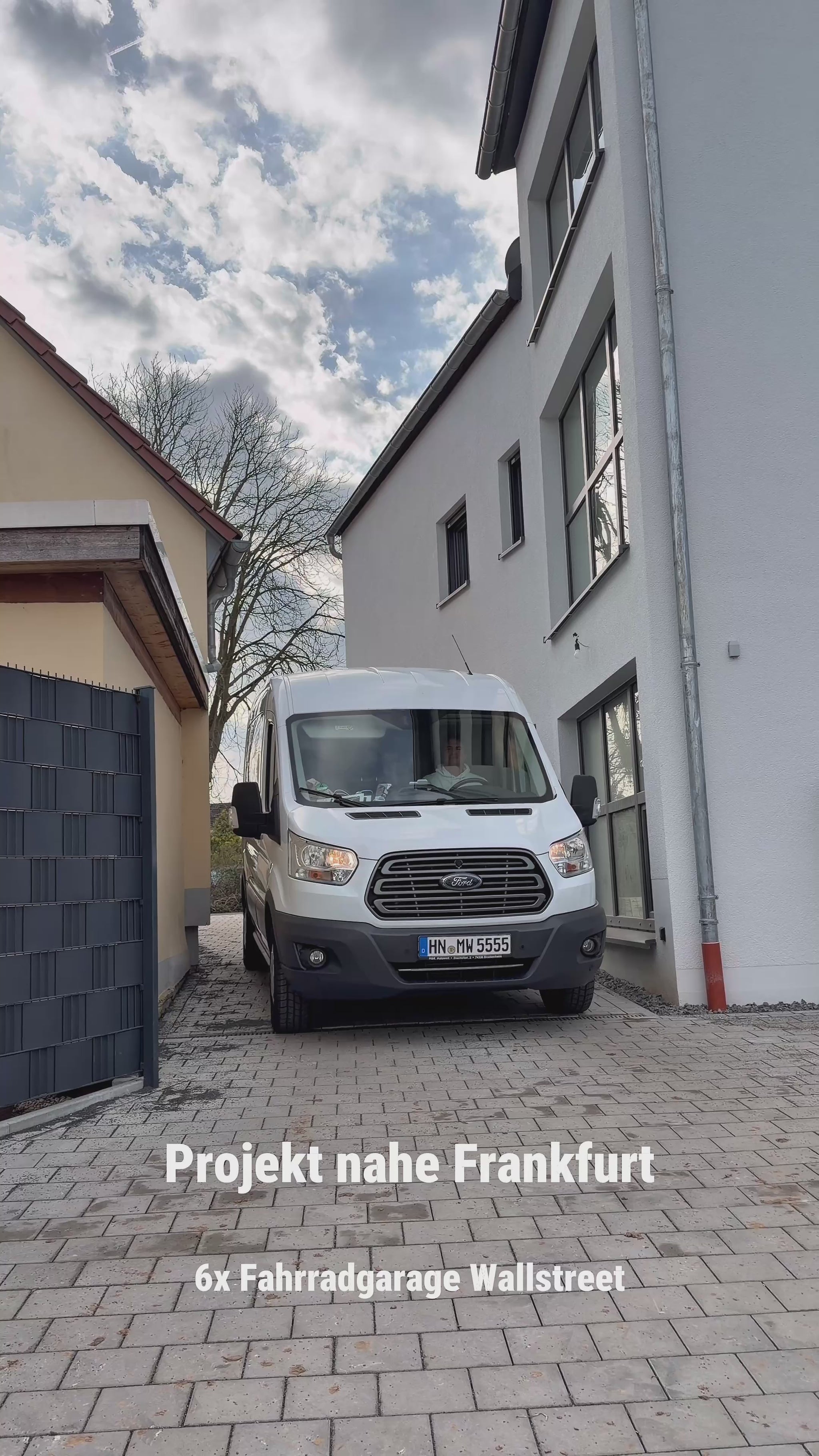 E-Bike Fahrradgarage Aufbauvideo Montage der Metall-Fahrradbox zur sicheren Lagerung von Pedelecs und Fahrrädern im Außenbereich.